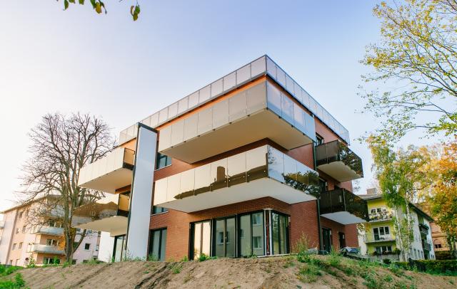 Moderne Wohnanlage mit großen Balkonen, realisiert von Massivhaus Rhein Lahn – Referenzobjekt auf der Profilseite.